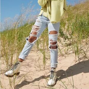 American Eagle Destroyed Mom Jean in Light Wash Size 00